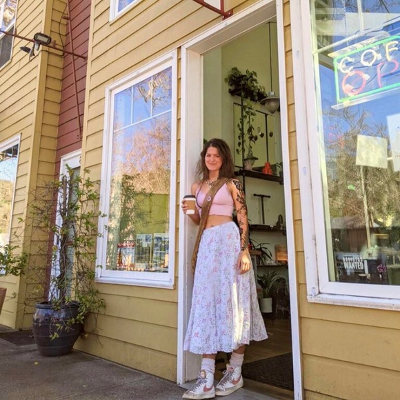 Meet your Posher, Laura - Picture 1 of 1